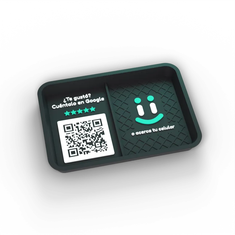 Placa Opinio Charola chica: QR + NFC, sobre la mesa